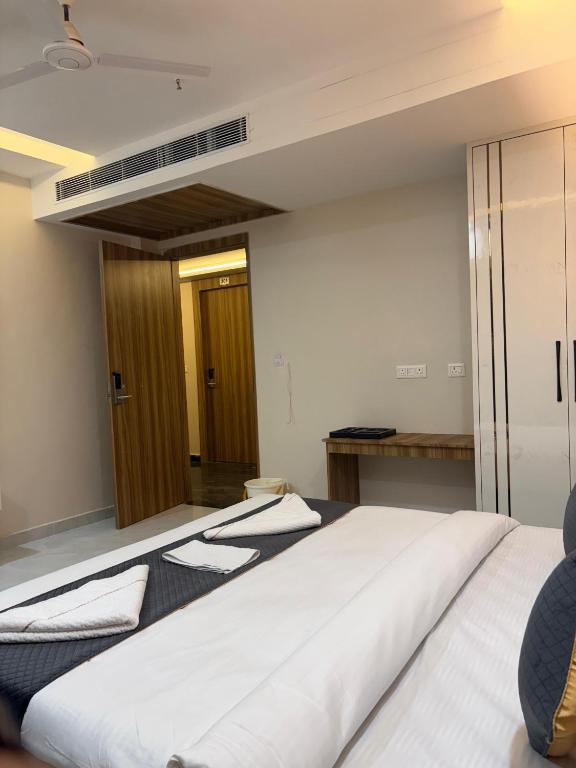 Uma cama ou camas num quarto em The Janki Hotel