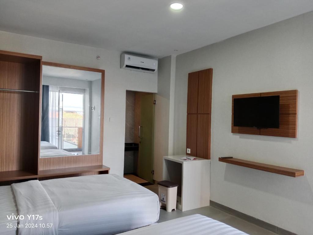 TV a/nebo společenská místnost v ubytování Grand Cahaya Hotel Pangandaran