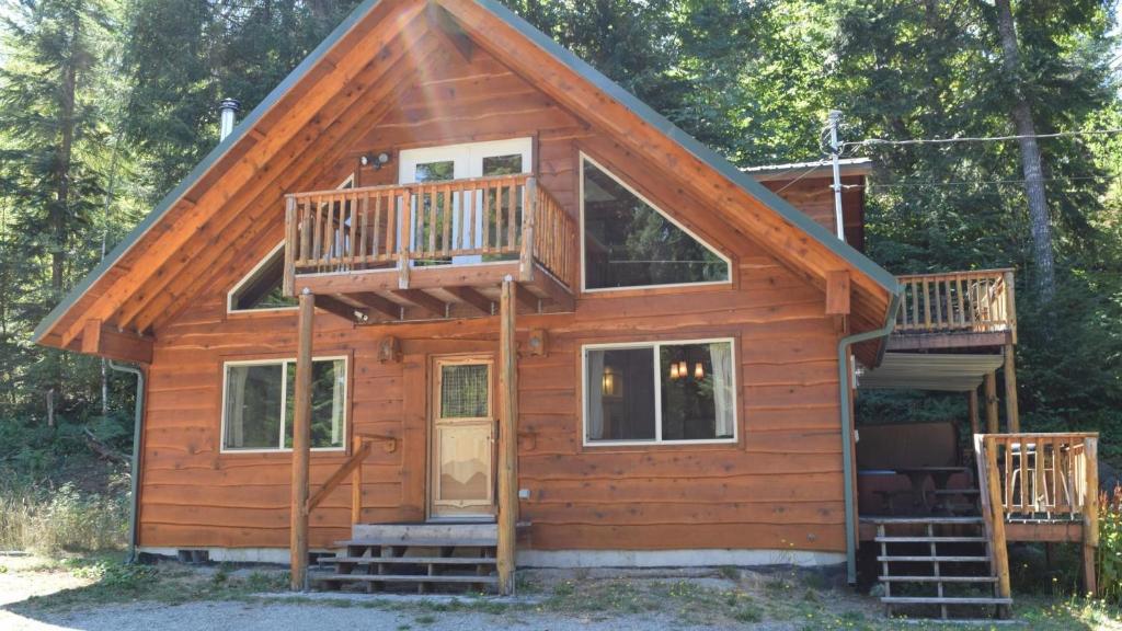 a log cabin with a balcony and a deck at Bear Hideaway in Packwood