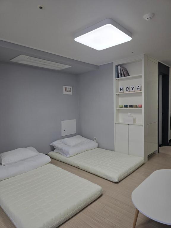 Postel nebo postele na pokoji v ubytování Hoya stay