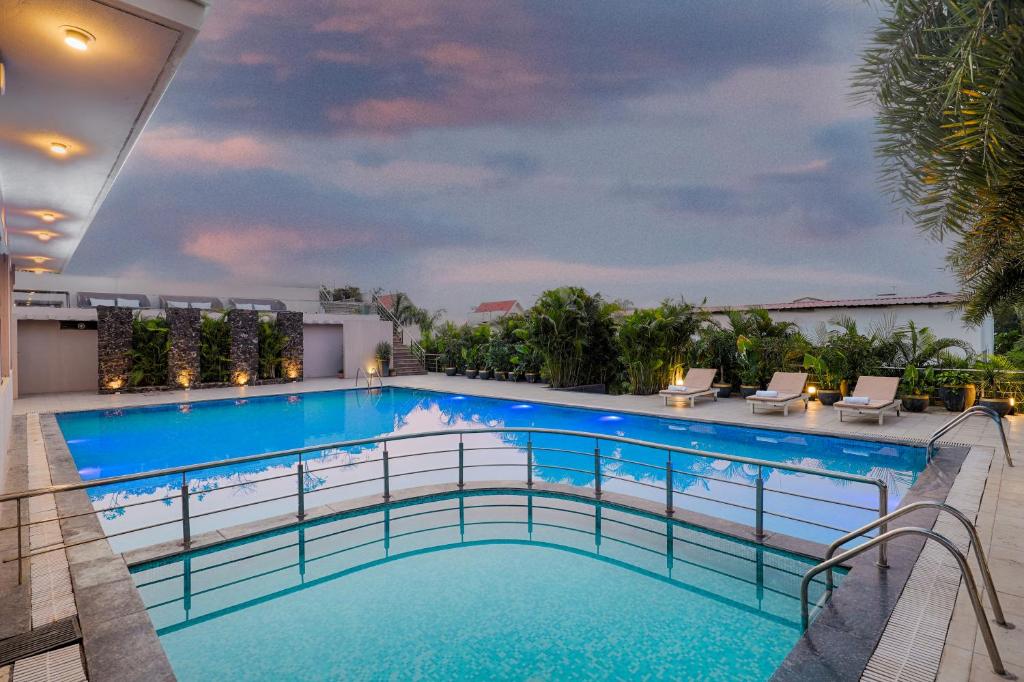 Bazén v ubytování Club Mahindra Pavagadh nebo v jeho okolí