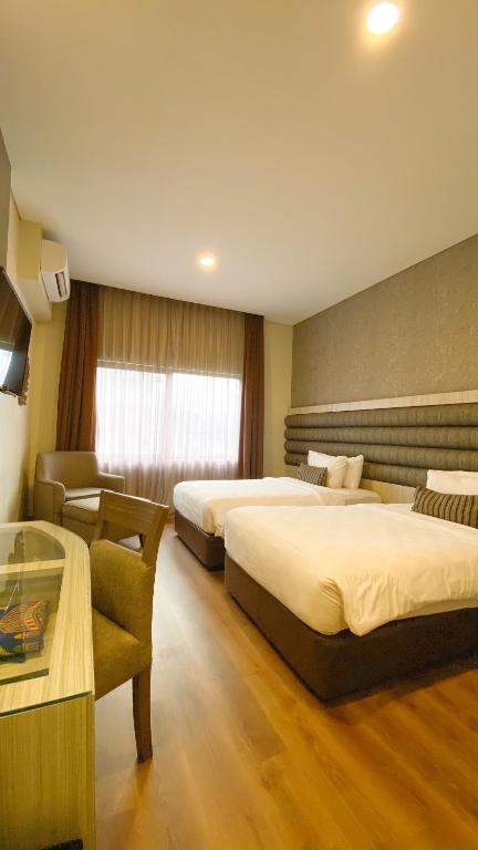 Postel nebo postele na pokoji v ubytování Hotel Gren Alia Jakarta