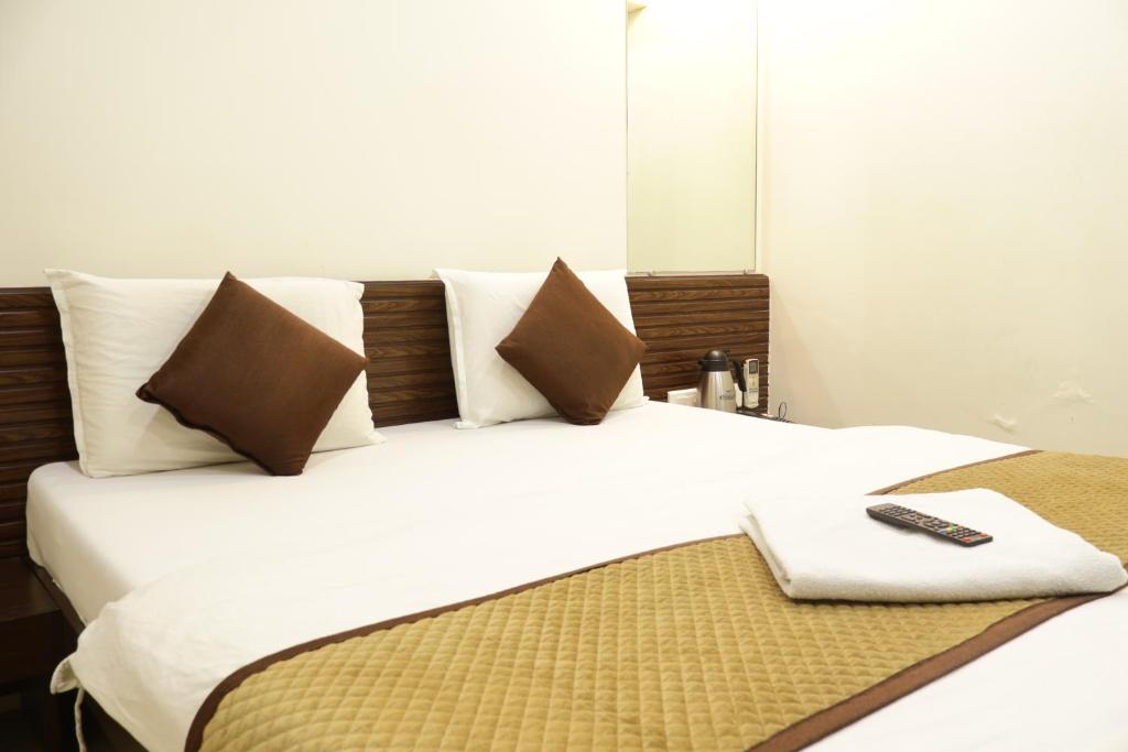 Postel nebo postele na pokoji v ubytování Hotel Kabir