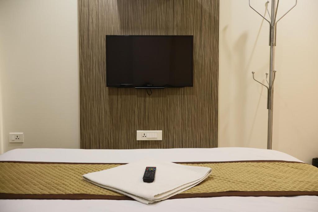 TV a/nebo společenská místnost v ubytování Hotel Kabir