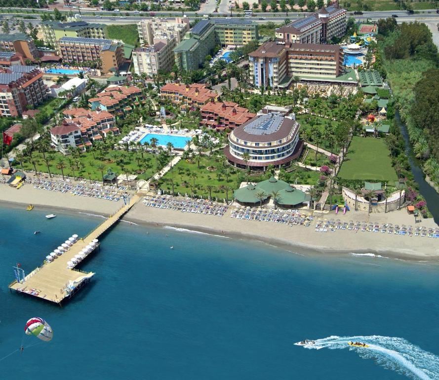 una vista aérea de una playa con un complejo en Saphir Hotel & Villas, en Konaklı