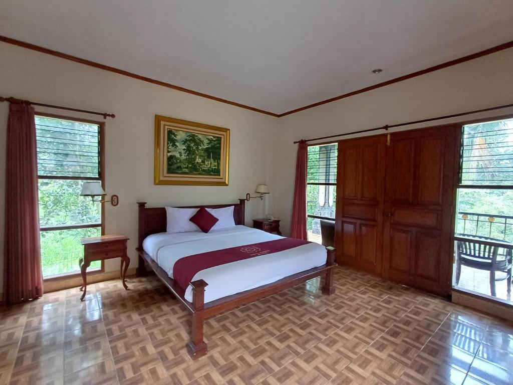Postel nebo postele na pokoji v ubytování Puri Saron Hotel Madangan - Gianyar