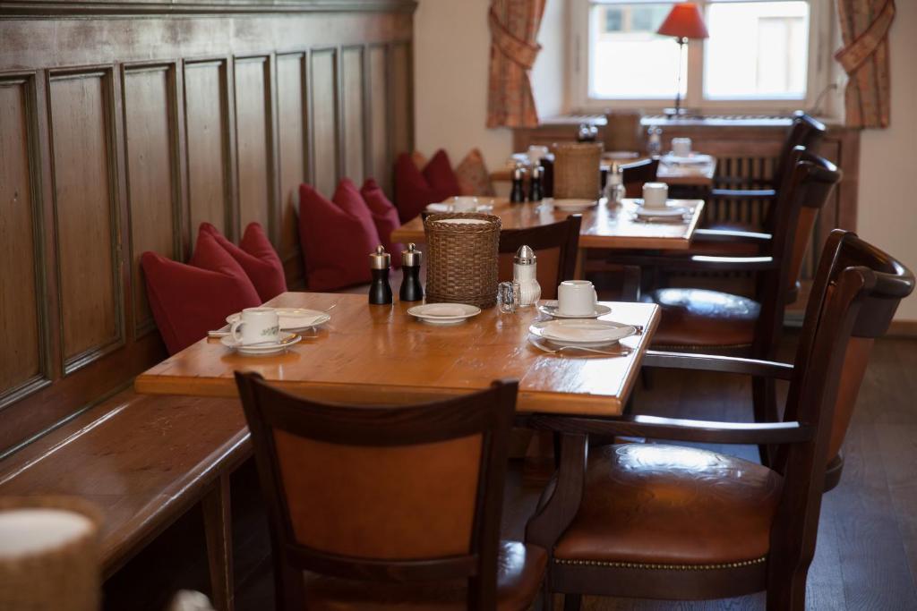 Posezení v ubytování Hotel Gasthof Alte Post Holzkirchen
