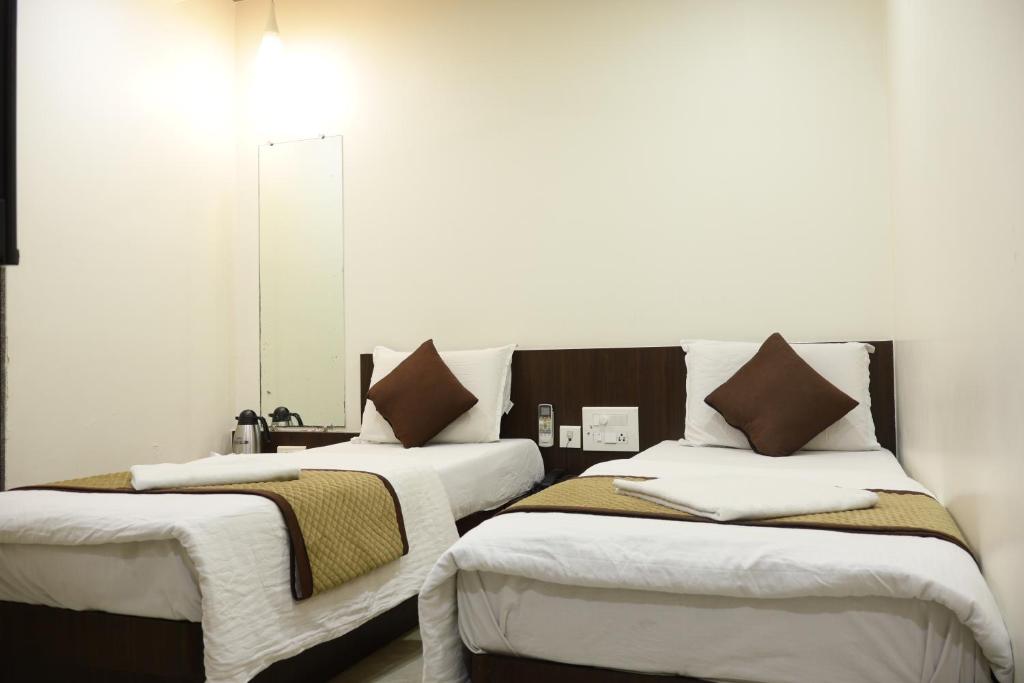 Postel nebo postele na pokoji v ubytování Hotel Kabir