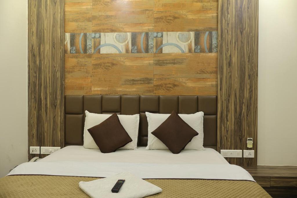 Postel nebo postele na pokoji v ubytování Hotel Kabir