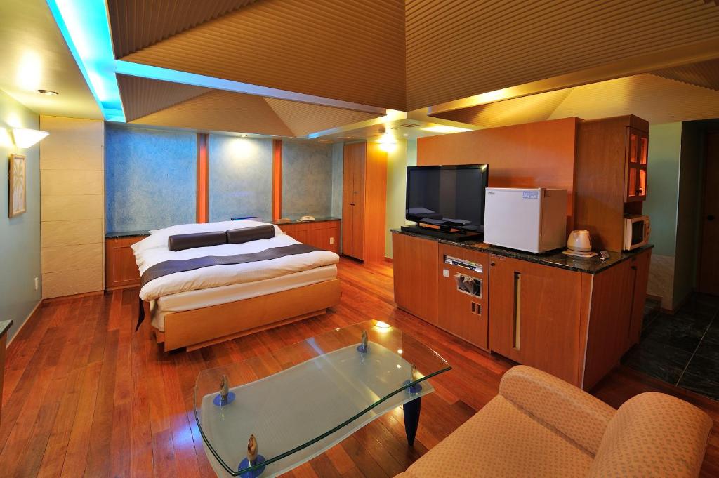Water Hotel Mw (Love Hotel) - Deluxe Queen Room (3 Adult)