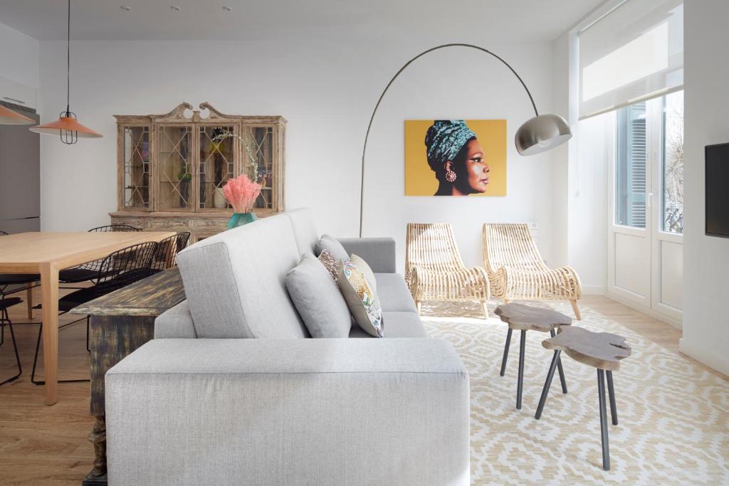 sala de estar con sofá blanco y mesa en Simone by FeelFree Rentals, en San Sebastián