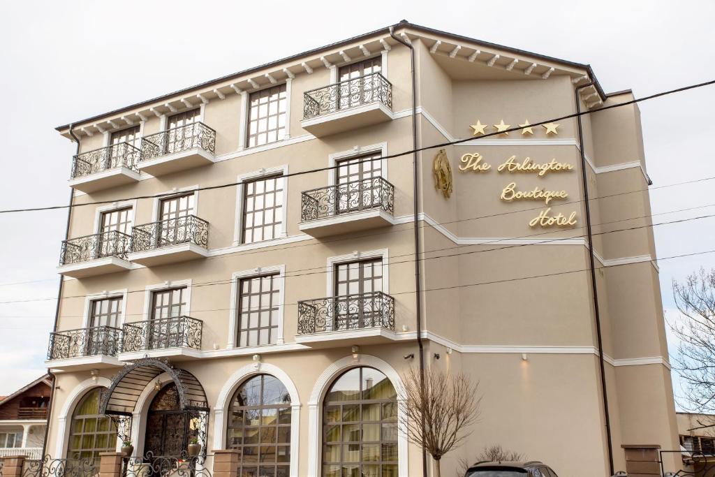 克拉約瓦的住宿－The Arlington Boutique Hotel，建筑的侧面有标志