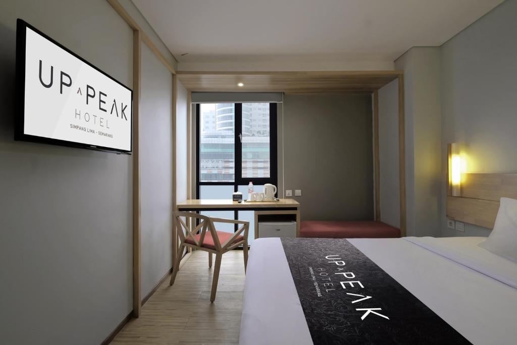 Postel nebo postele na pokoji v ubytování Up-Peak Hotel Simpang Lima Semarang Formerly HA-KA Simpanglima Hotel Semarang