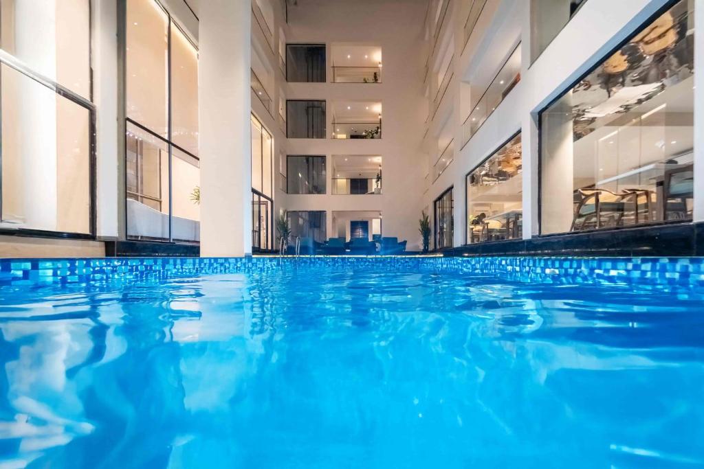 Bazén v ubytování Vilmaris Luxury Hotel in Calangute nebo v jeho okolí