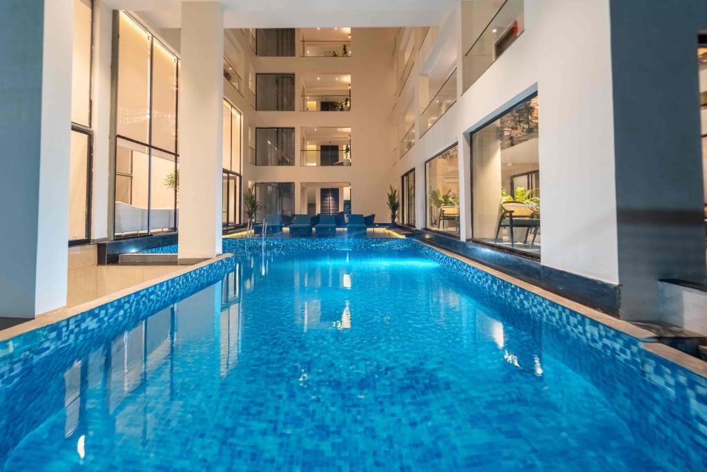 Bazén v ubytování Vilmaris Luxury Hotel in Calangute nebo v jeho okolí