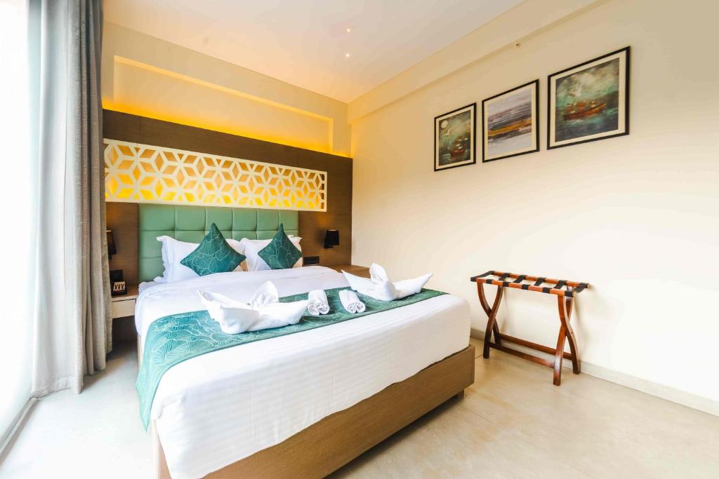 Postel nebo postele na pokoji v ubytování Vilmaris Luxury Hotel in Calangute