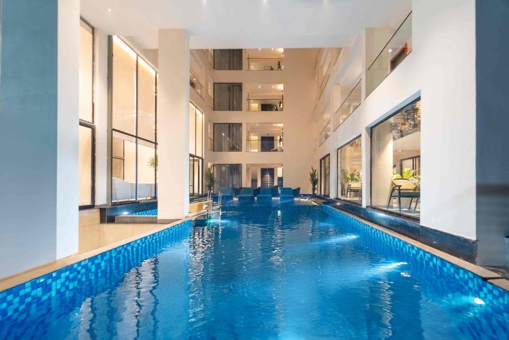 Bazén v ubytování Vilmaris Luxury Hotel in Calangute nebo v jeho okolí