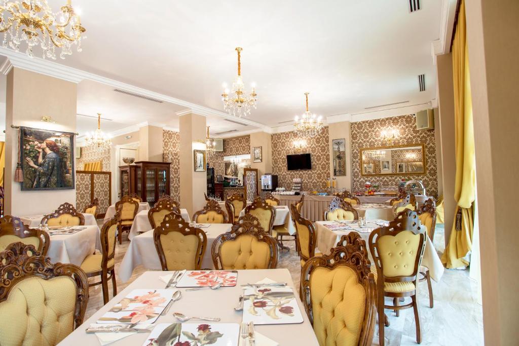 TV a/nebo společenská místnost v ubytování The Arlington Boutique Hotel