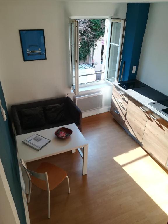 un petit salon avec un canapé et une table dans l'établissement Maisonnette atypique du centre ville, à Pont-à-Mousson