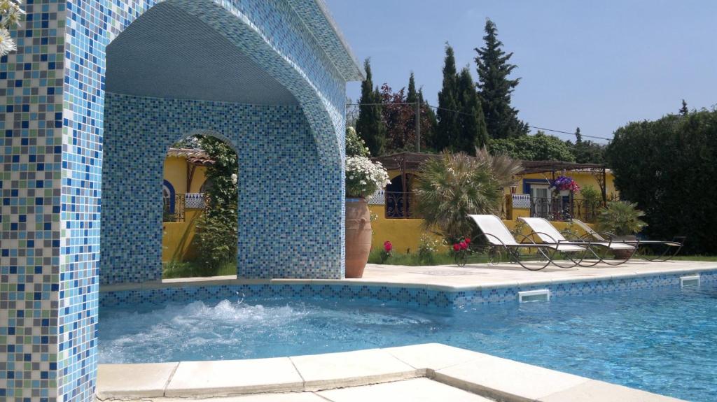 Bazén v ubytování Gîtes maisons de vacances Domaine la Chamade Carpentras nebo v jeho okolí