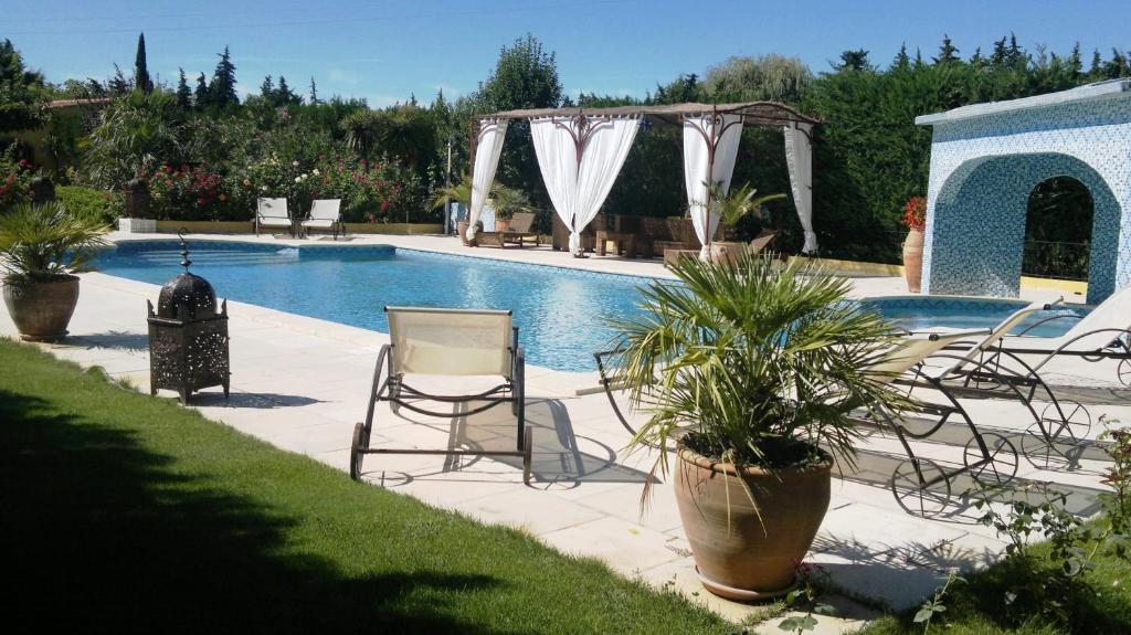 Bazén v ubytování Gîtes maisons de vacances Domaine la Chamade Carpentras nebo v jeho okolí