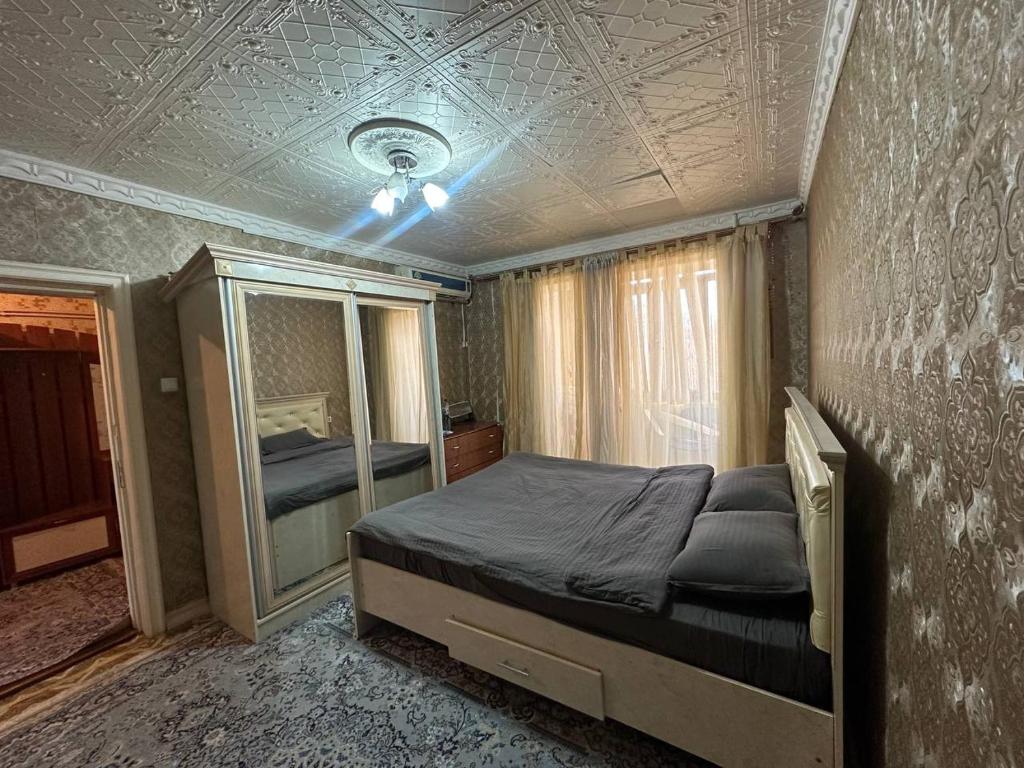 Rúm í herbergi á Квартира