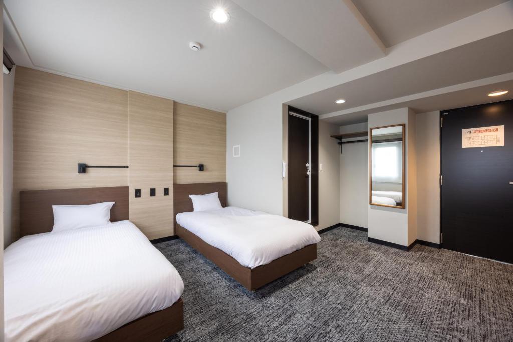Postel nebo postele na pokoji v ubytování Fukuyama Royal Hotel