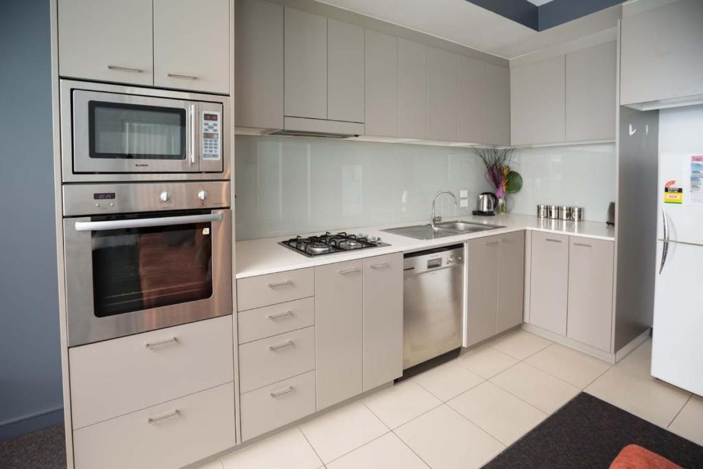 Kuchyň nebo kuchyňský kout v ubytování Honeysuckle Executive Suites
