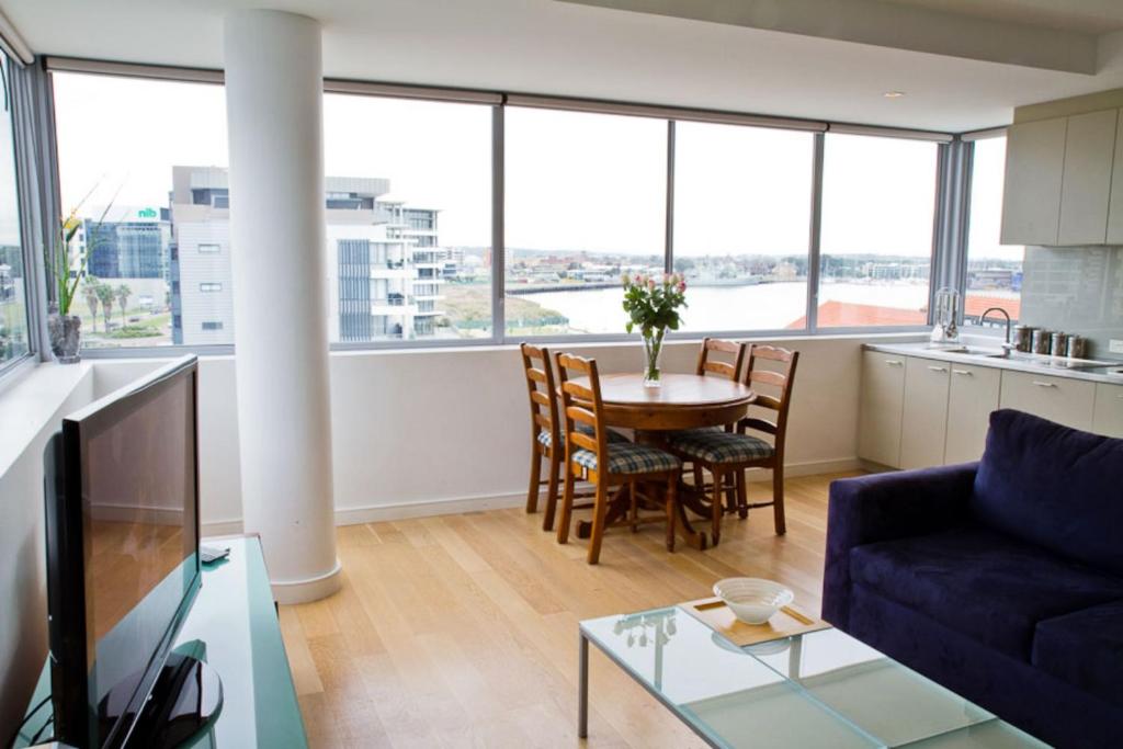 Posezení v ubytování Honeysuckle Executive Suites