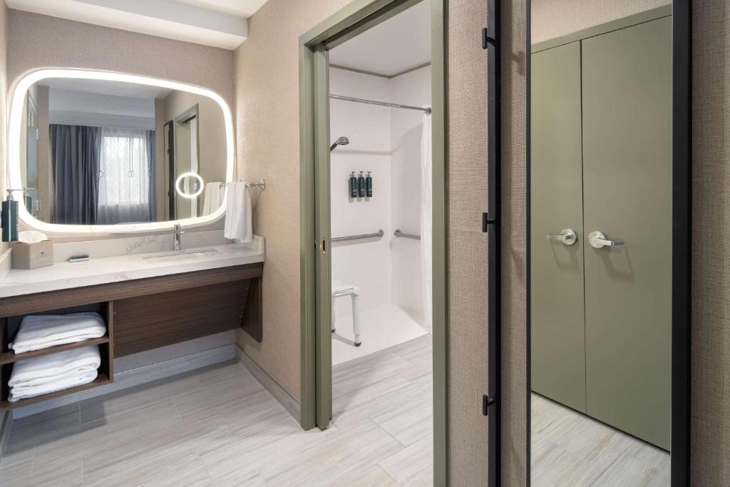 Koupelna v ubytování DoubleTree Suites by Hilton Mount Laurel