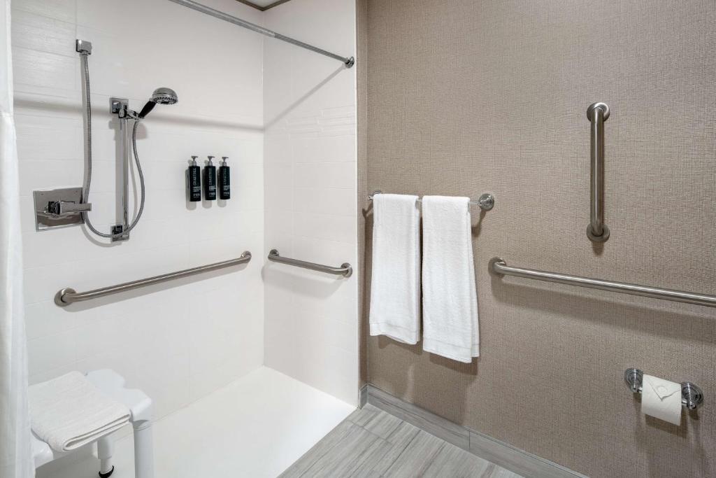 Koupelna v ubytování DoubleTree Suites by Hilton Mount Laurel