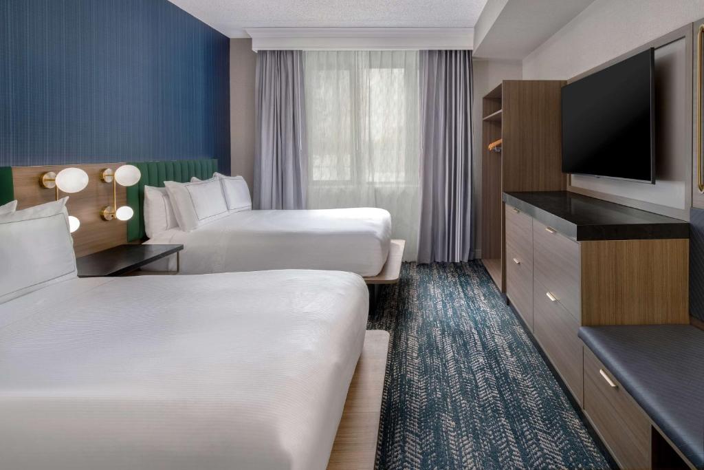 Postel nebo postele na pokoji v ubytování DoubleTree Suites by Hilton Mount Laurel