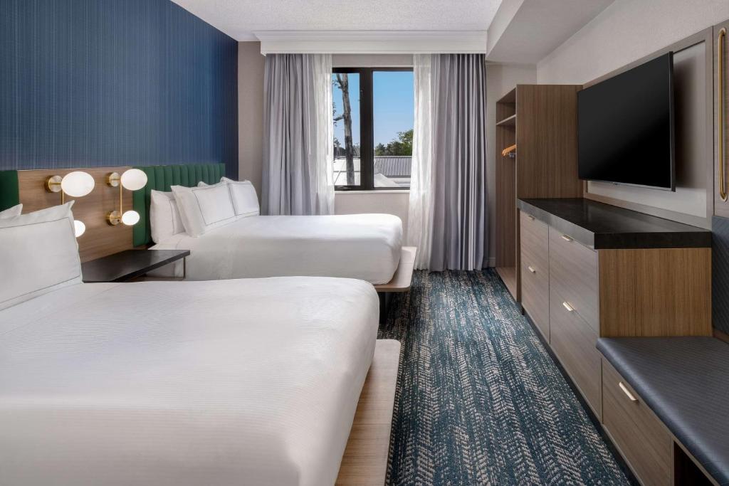 Postel nebo postele na pokoji v ubytování DoubleTree Suites by Hilton Mount Laurel
