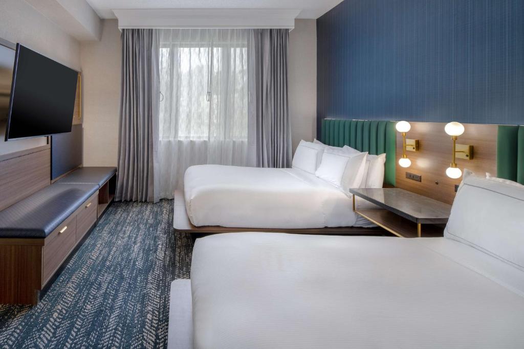 Postel nebo postele na pokoji v ubytování DoubleTree Suites by Hilton Mount Laurel