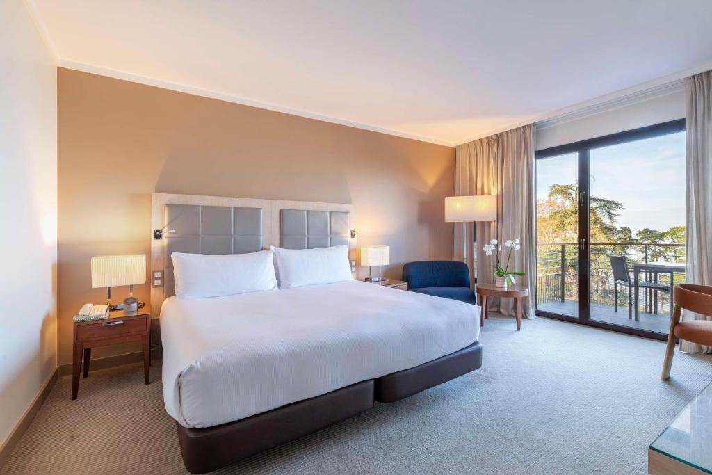Postel nebo postele na pokoji v ubytování Hilton Evian Les Bains