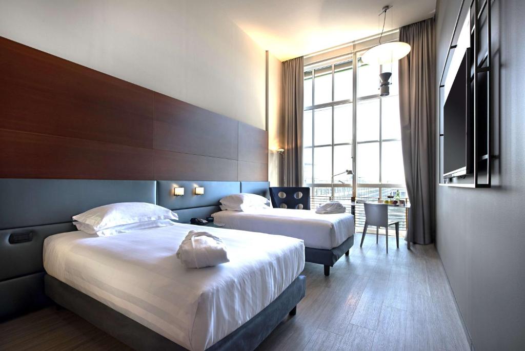 Postel nebo postele na pokoji v ubytování DoubleTree by Hilton Turin Lingotto