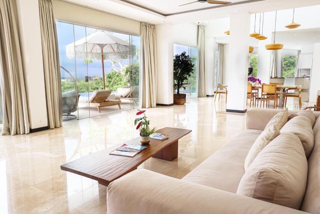 un salon avec un canapé et une table dans l'établissement Villa Aventus Uluwatu, à Uluwatu