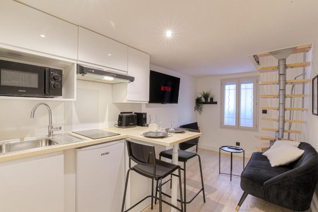 une cuisine avec un évier et un plan de travail dans l'établissement City-duplex, à Lyon