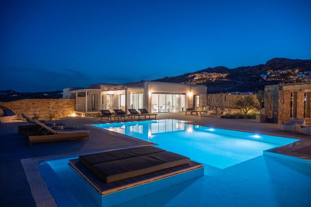 een zwembad 's nachts met een huis bij Villa Leda Mykonos in Mykonos-stad