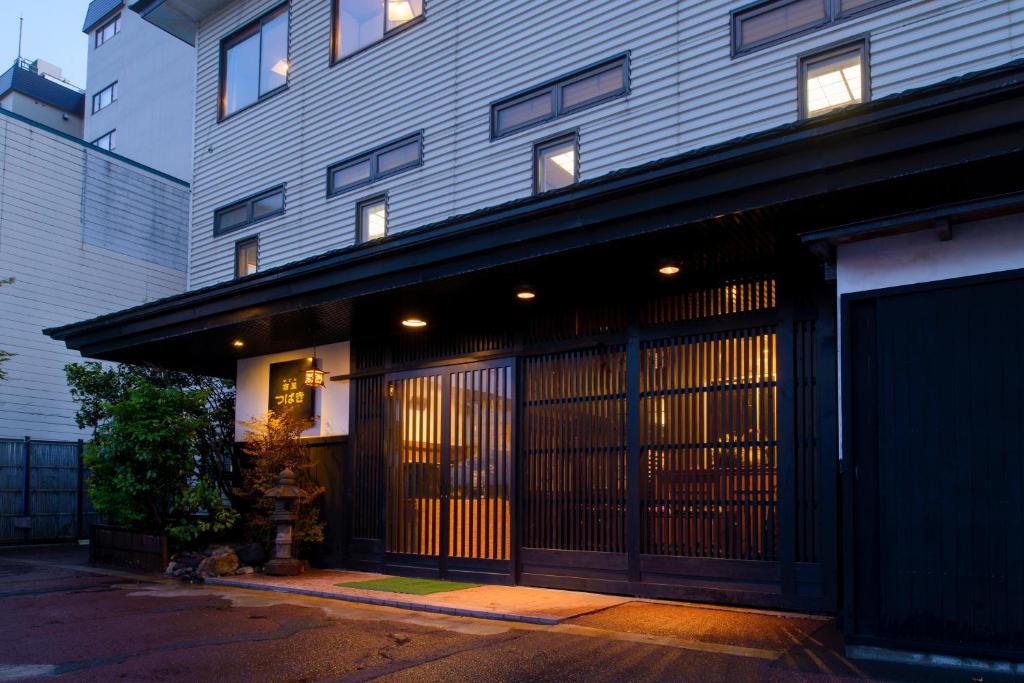 Yadoya Tsubaki في أوموري: مبنى امامه محل وابوابه مفتوحه