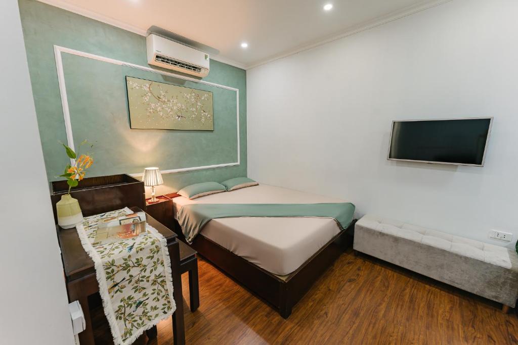 Postel nebo postele na pokoji v ubytování Drumie Home, 50m to Hoan Kiem lake - by Antique