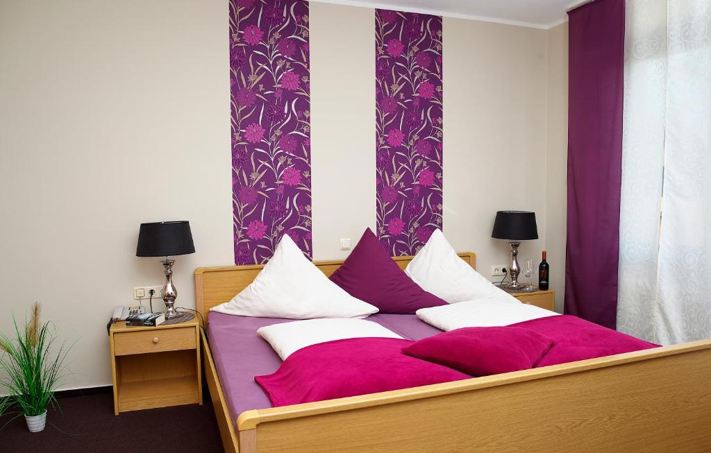 Postel nebo postele na pokoji v ubytování Hotel Rosenflora