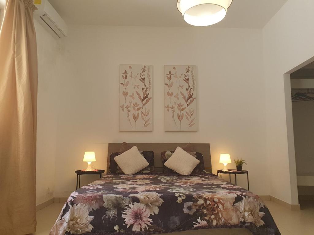 Postel nebo postele na pokoji v ubytování ICC Holiday apartment in Marsascala