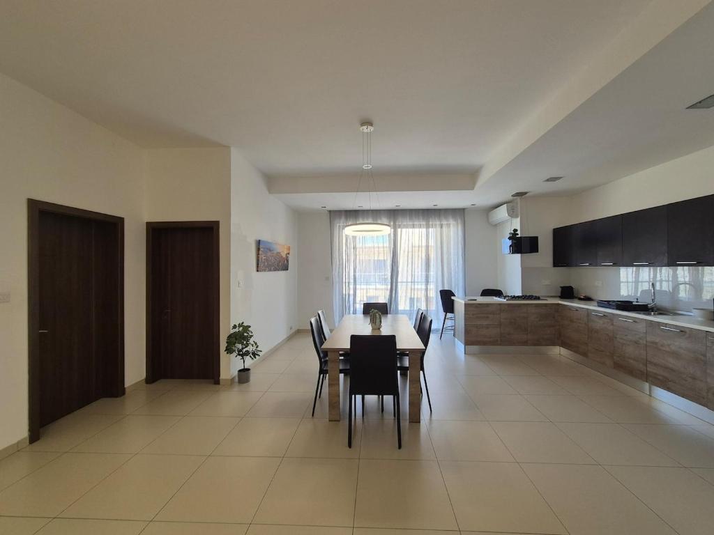 TV a/nebo společenská místnost v ubytování ICC Holiday apartment in Marsascala