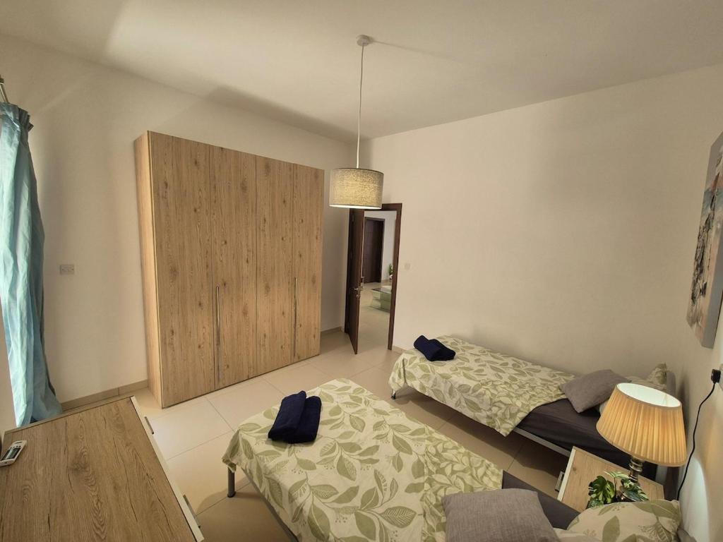 Postel nebo postele na pokoji v ubytování ICC Holiday apartment in Marsascala