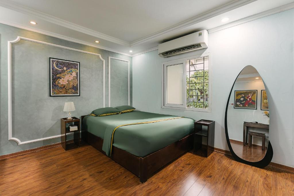 Postel nebo postele na pokoji v ubytování Drumie Home, 50m to Hoan Kiem lake - by Antique