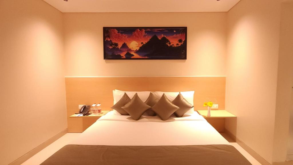 Postel nebo postele na pokoji v ubytování Morvee Hotels Durgapur
