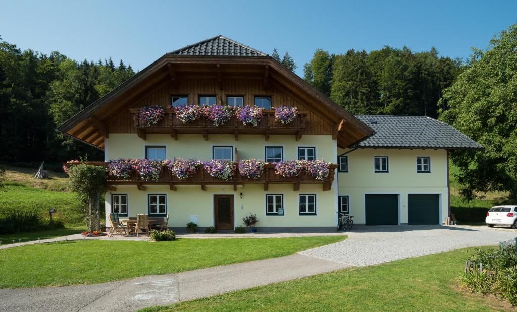 una casa con un balcón con flores. en Haus Kendlinger, en Sankt Gilgen