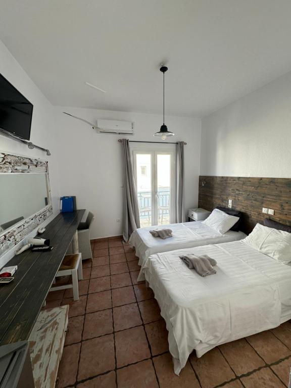 Postel nebo postele na pokoji v ubytování Madaky Hotel