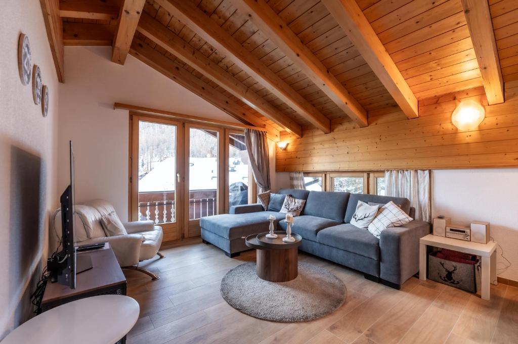 Posezení v ubytování Dachwohnung Balma-great overview of Zermatt